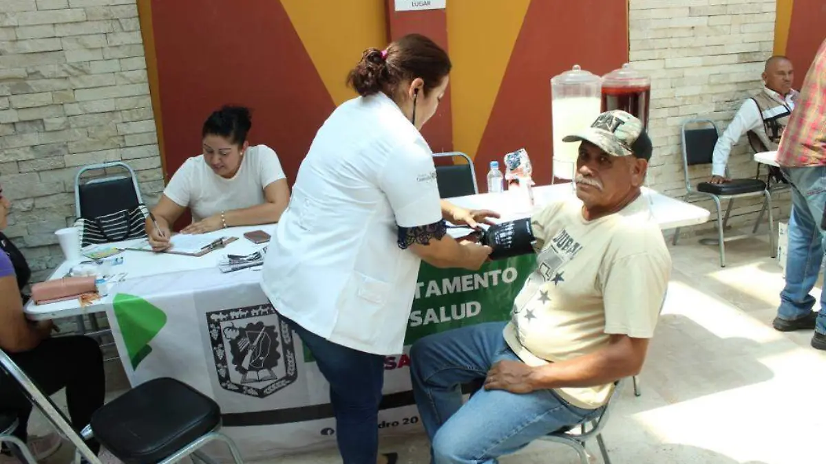 10 Atienden a Sampetrinos en Brigada de Salud